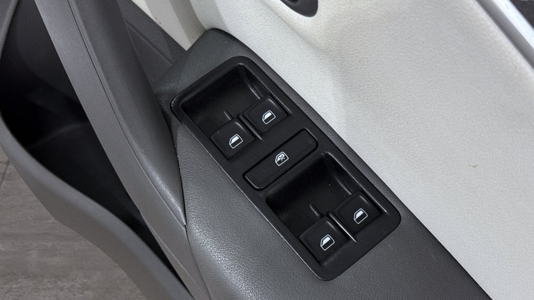 2016 Volkswagen Polo 81 Tsi Comfortline, Automatic, 68611 km, Drivers Side Door Panel Controls