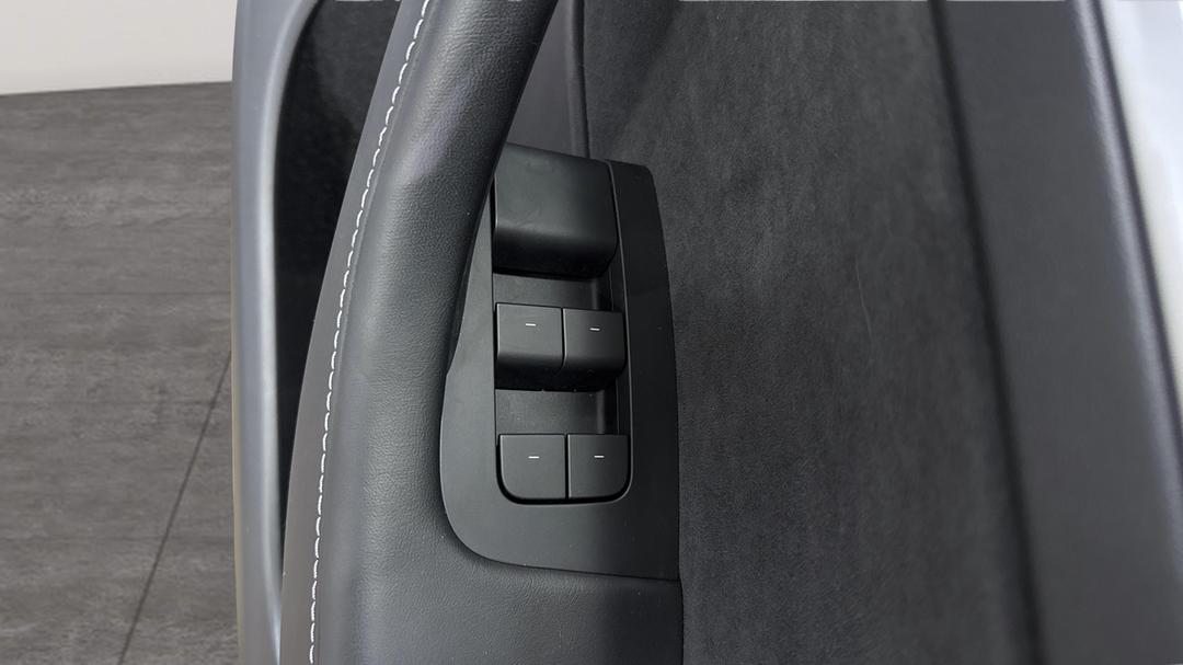 2022 Tesla Model Y Rear-wheel Drive, Automatic, 35135 km, Drivers Side Door Panel Controls