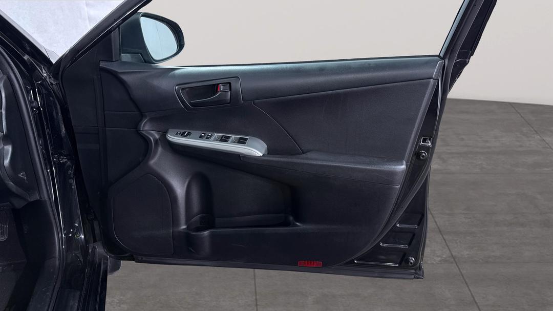 2017 Toyota Camry Rz S.e., Automatic, 134439 km, Speaker View