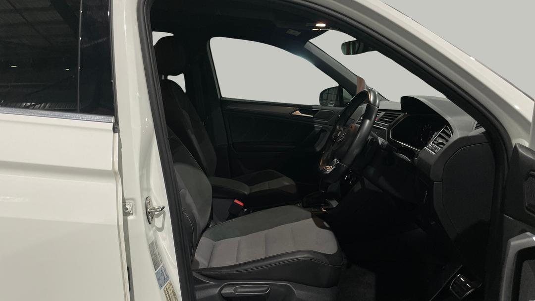 2019 Volkswagen Tiguan 132 Tsi R-line Edition, Automatic, 131927 km, Right Side Front Door Cabin View