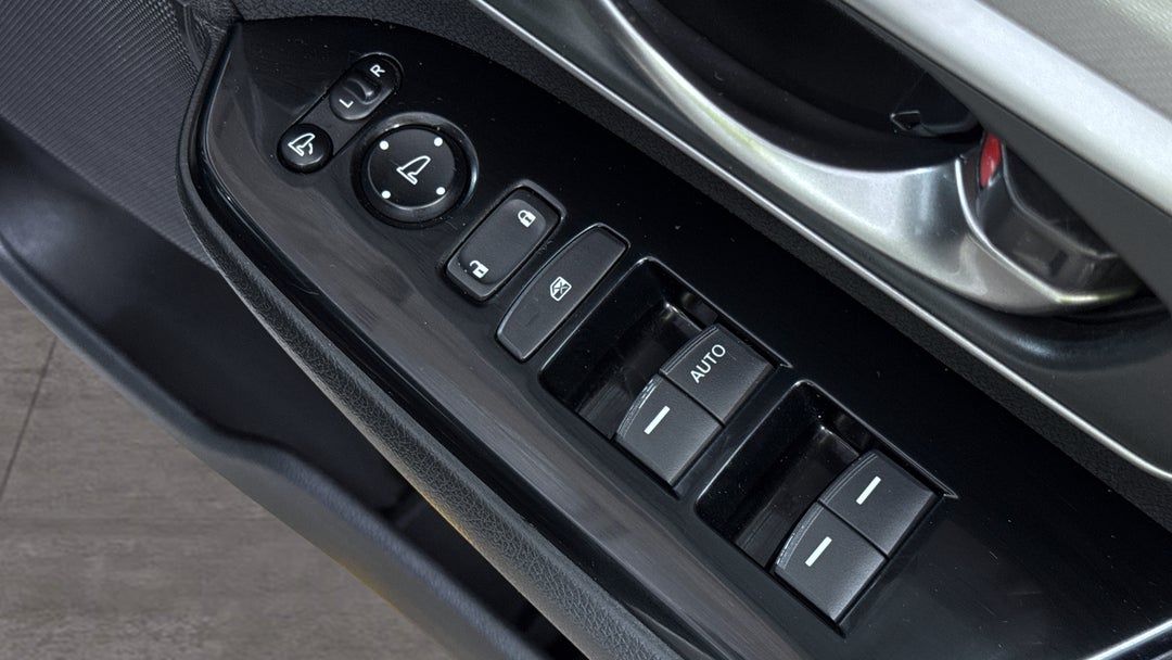 2017 Honda CR-V Vti-s (2WD), Automatic, 83983 km, Drivers Side Door Panel Controls