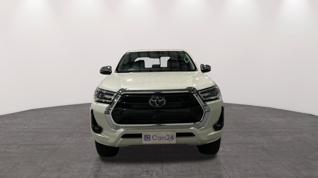 2022 Toyota Hilux Sr5 (4x4), Automatic, 31853 km, Front View