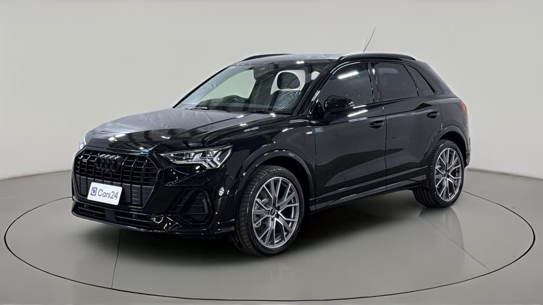 2025 Audi Q3 40 Tfsi Quattro S Line, Automatic, 10429 km, Left Front Diagonal (45- Degree) View
