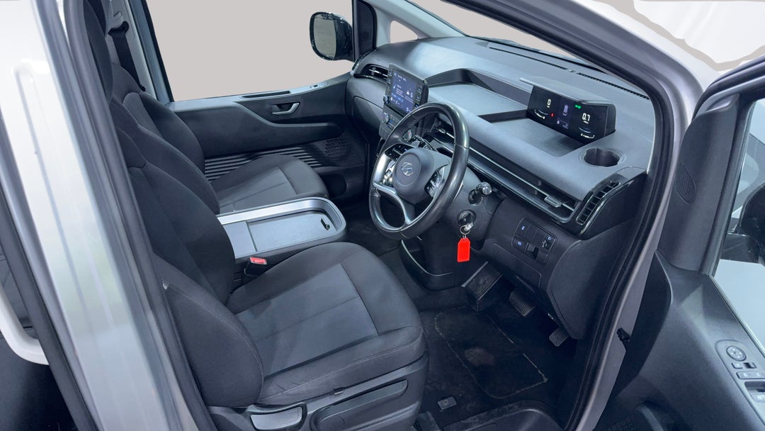 2023 Hyundai Staria Staria, Automatic, 81037 km, Right Side Front Door Cabin View