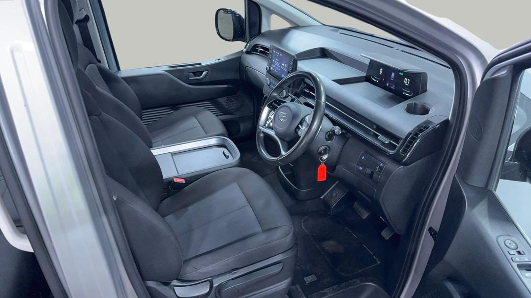2023 Hyundai Staria Staria, Automatic, 81037 km, Right Side Front Door Cabin View