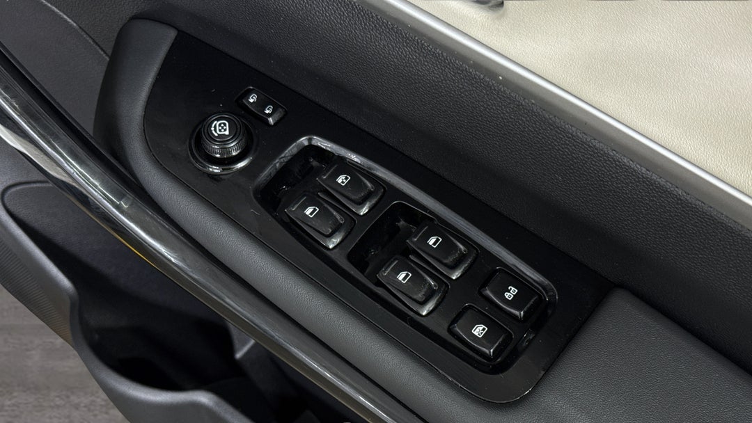 2023 Mahindra Xuv700 Ax7l, Automatic, 60220 km, Drivers Side Door Panel Controls