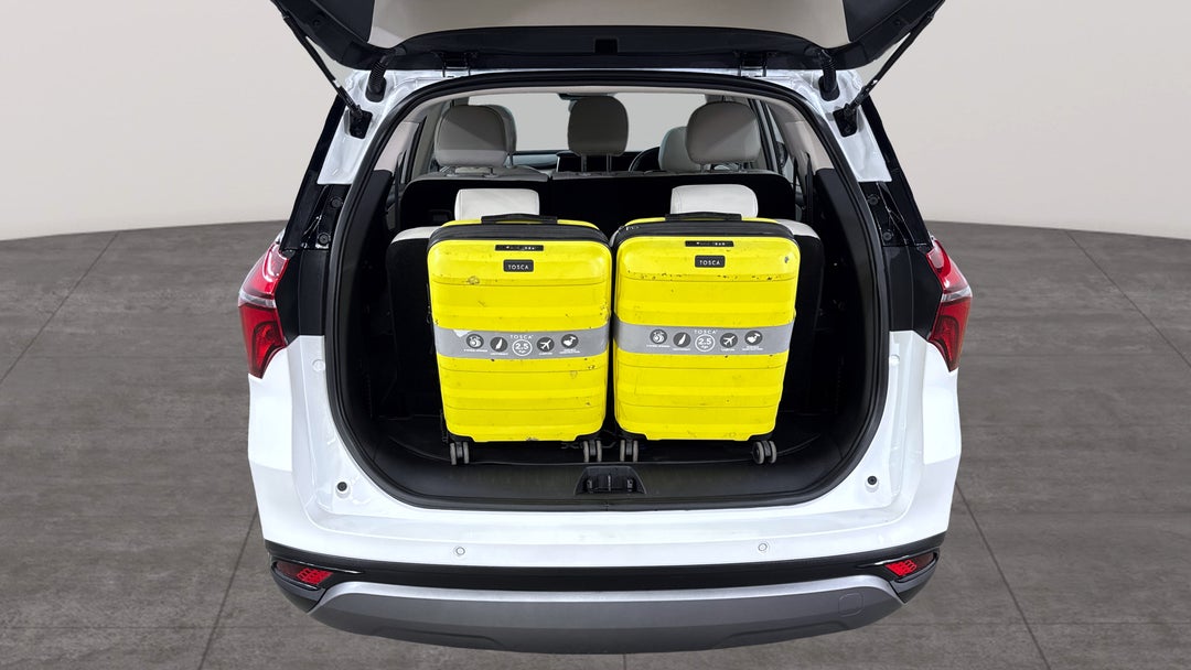 2024 Mahindra Xuv700 Ax7l, Automatic, 8513 km, Boot Inside View with Luggage