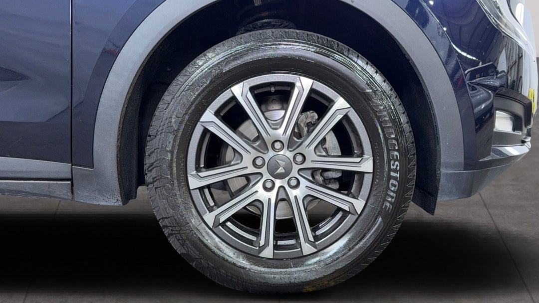 2023 Mahindra Xuv700 Ax7l, Automatic, 20601 km, Right Front Wheel