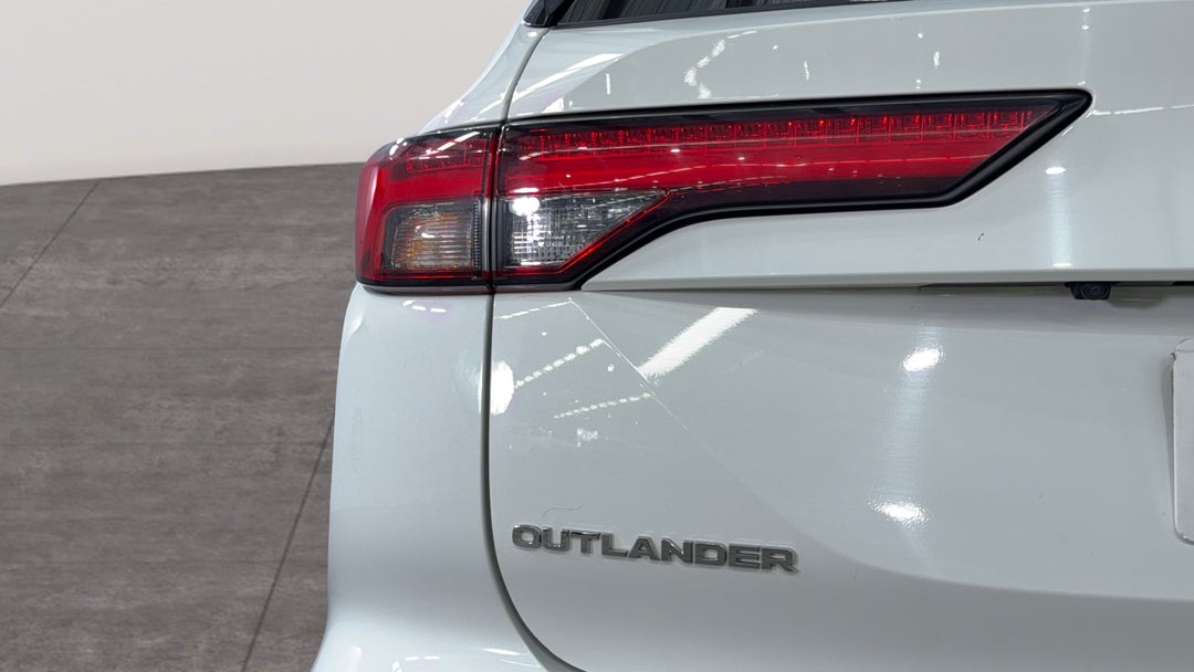 2023 Mitsubishi Outlander Es 5 Seat (2WD), Automatic, 55040 km, Badge (Boot Left Side)