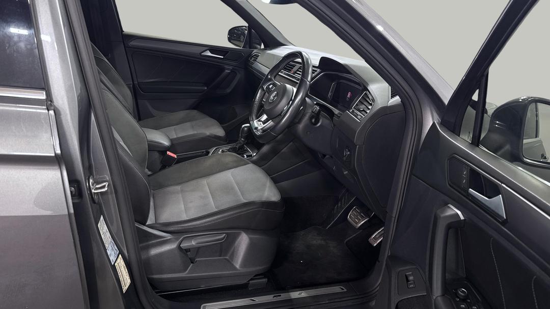 2019 Volkswagen Tiguan 132 Tsi R-line Edition, Automatic, 73872 km, Right Side Front Door Cabin View