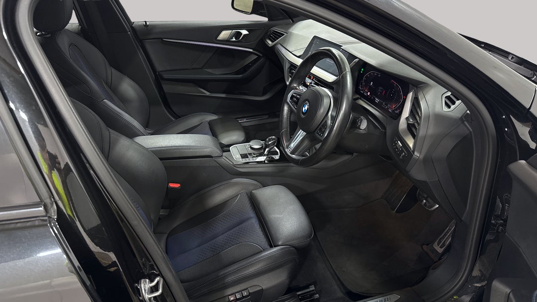 2021 BMW 1 18i M Sport, Automatic, 41761 km, Right Side Front Door Cabin View
