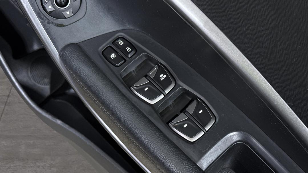 2013 Hyundai Santa Fe Highlander Crdi (4x4), Automatic, 125474 km, Drivers Side Door Panel Controls