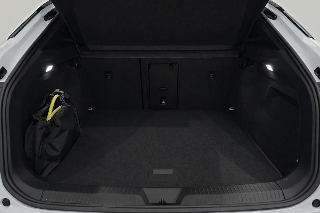 2025 Volkswagen Id.4 Pro, Automatic, 6405 km, Boot Inside View