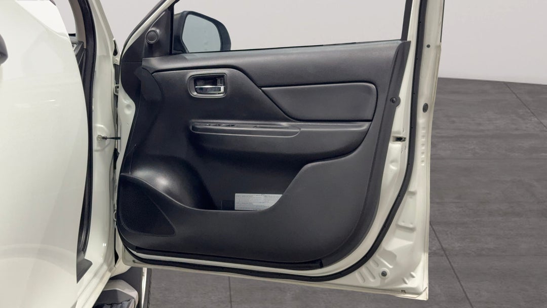 2019 Mitsubishi Triton Glx Plus (4x4), Automatic, 122087 km, Drivers Side Door Panel Controls