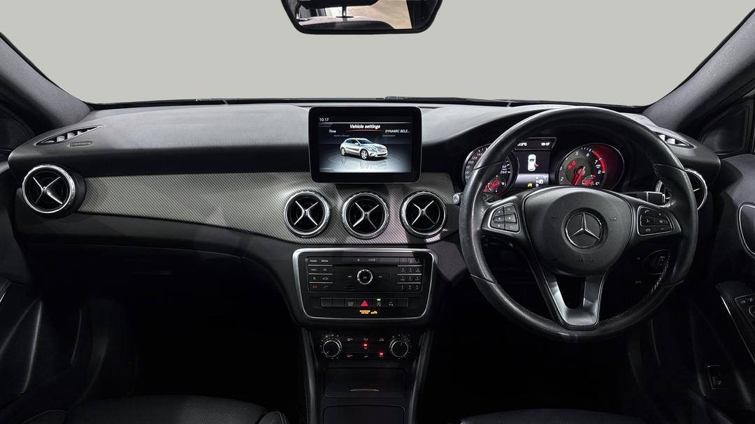 2016 Mercedes-benz GLA 180, Automatic, 90592 km, Dashboard View