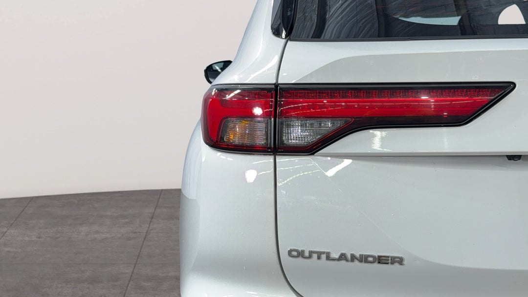 2024 Mitsubishi Outlander Es 5 Seat (2wd), Automatic, 53436 km, Badge (Boot Left Side)