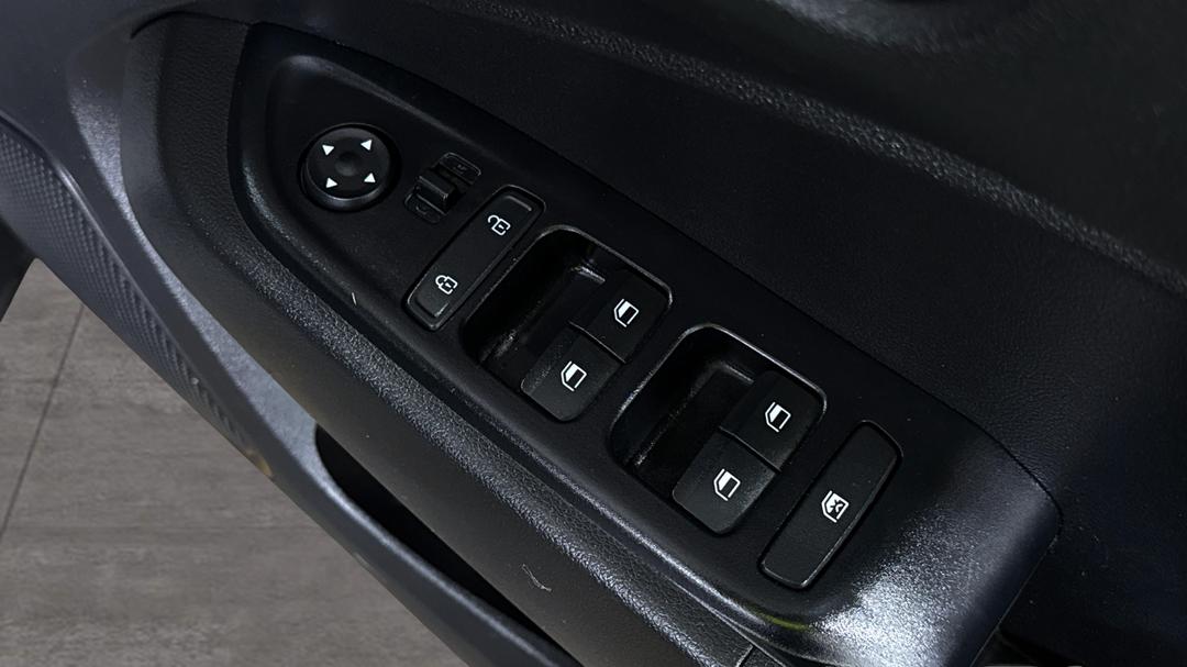 2025 Hyundai Venue Venue, Automatic, 23221 km, Drivers Side Door Panel Controls