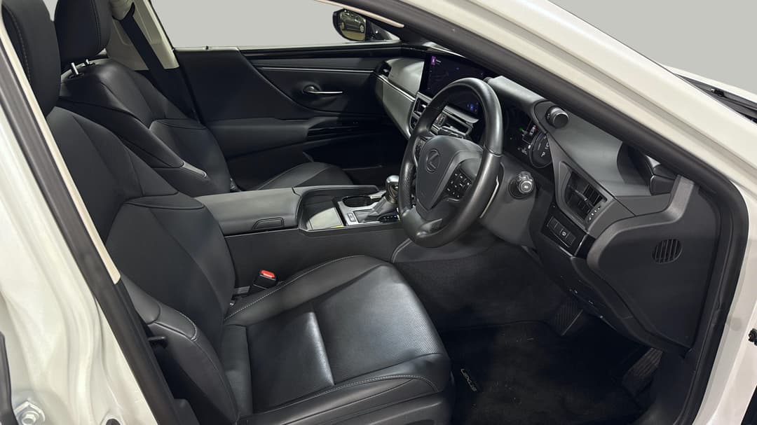 2023 Lexus Es300h Luxury (hybrid), Automatic, 15077 km, Right Side Front Door Cabin View