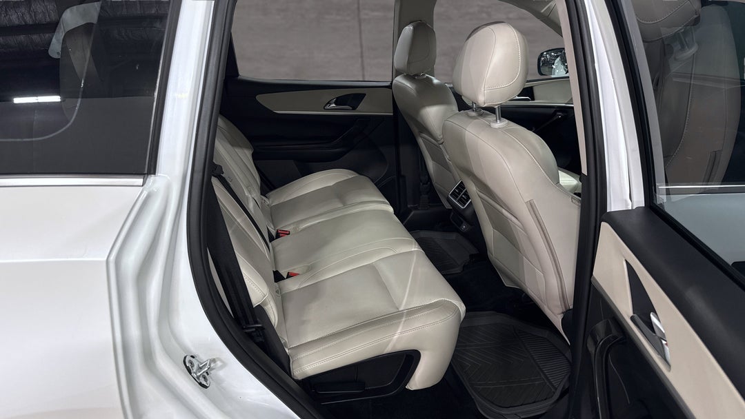 2023 Mahindra Xuv700 Ax7l, Automatic, 60220 km, Right Side Rear Door Cabin View