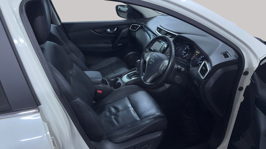 2016 Nissan Qashqai Ti, Automatic, 114532 km, Right Side Front Door Cabin View