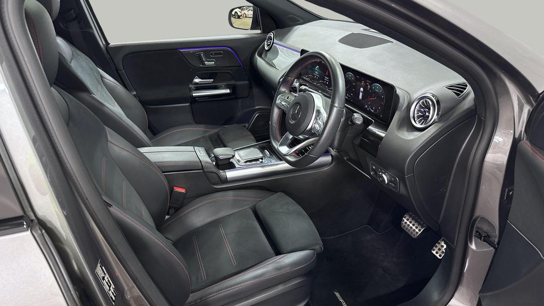 2022 Mercedes-benz GLA 250 4matic, Automatic, 33906 km, Right Side Front Door Cabin View