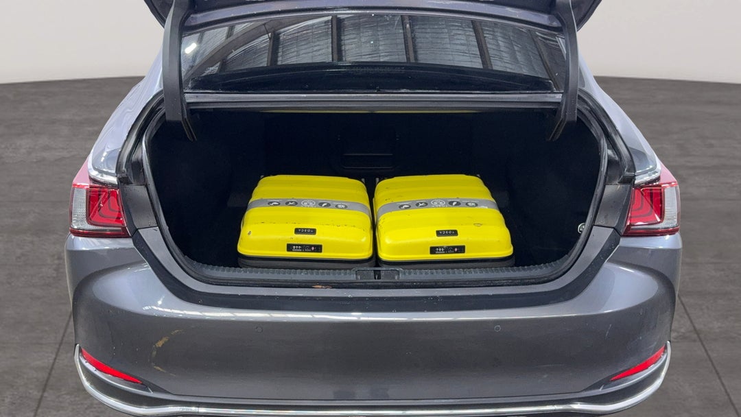 2023 Lexus Es250 Luxury, Automatic, 22652 km, Boot Inside View with Luggage