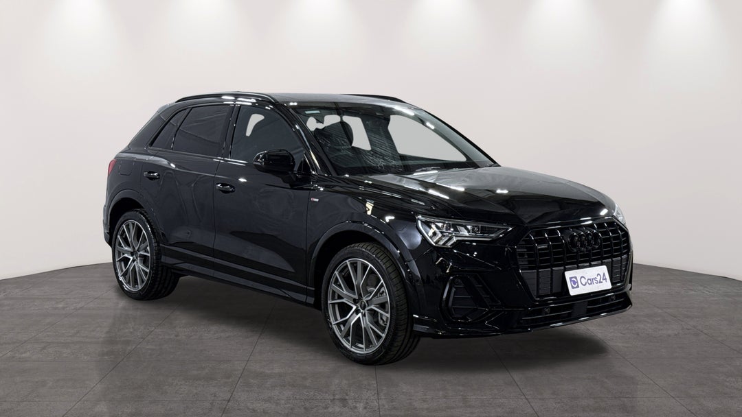 2025 Audi Q3 40 Tfsi Quattro S Line, Automatic, 10429 km, Right Front Diagonal (45- Degree) View
