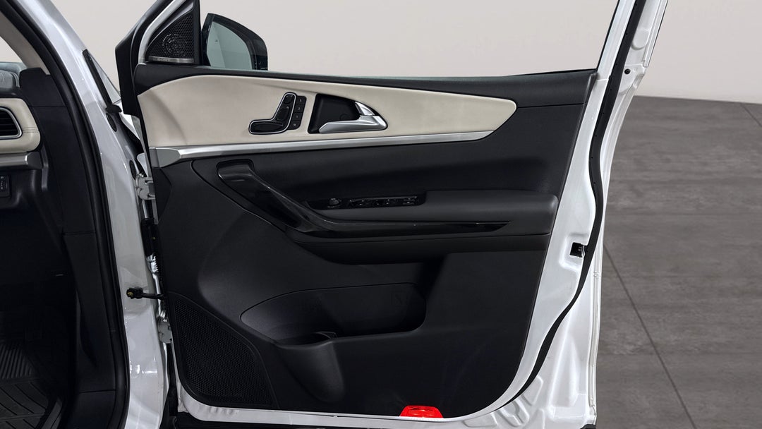 2023 Mahindra Xuv700 Ax7l, Automatic, 60220 km, Speaker View