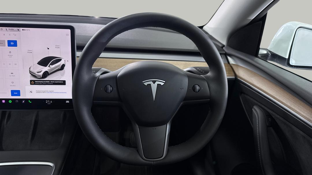 2024 Tesla Model Y Rear-wheel Drive, Automatic, 6383 km, Steering Wheel Close-up
