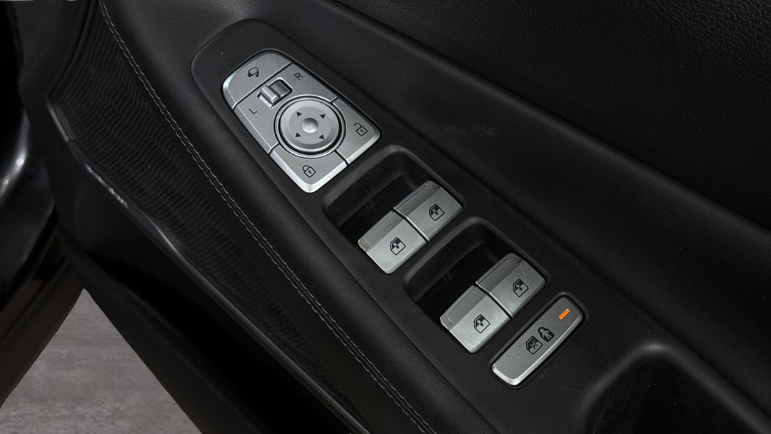 2022 Hyundai Santa Fe Highlander Crdi (AWD), Automatic, 58187 km, Drivers Side Door Panel Controls