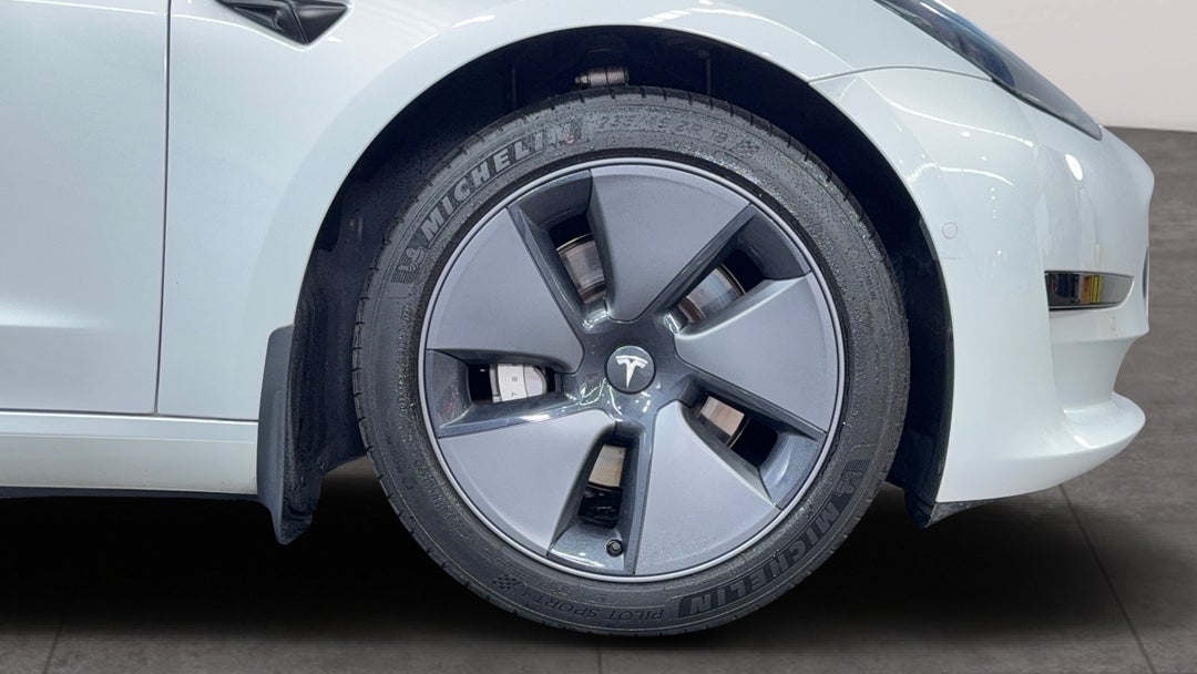 2021 Tesla Model 3 Standard Range Plus Rwd, Automatic, 48226 km, Right Front Wheel