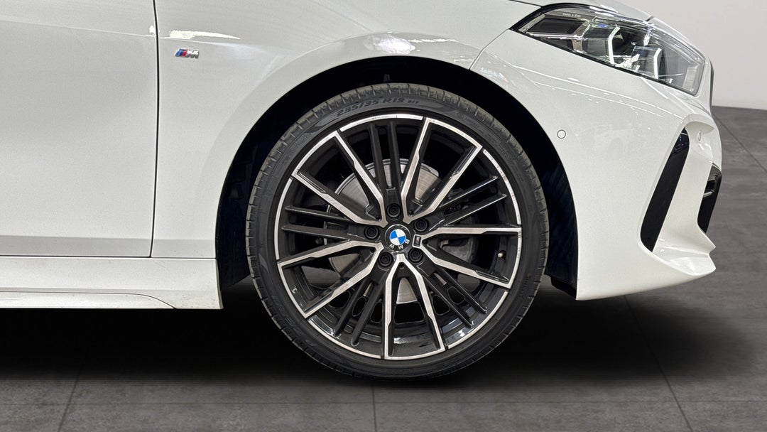 2023 BMW 1 18i M Sport, Automatic, 22449 km, Right Front Wheel