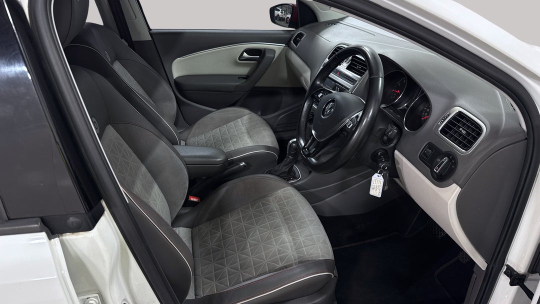 2016 Volkswagen Polo 81 Tsi Comfortline, Automatic, 68611 km, Right Side Front Door Cabin View