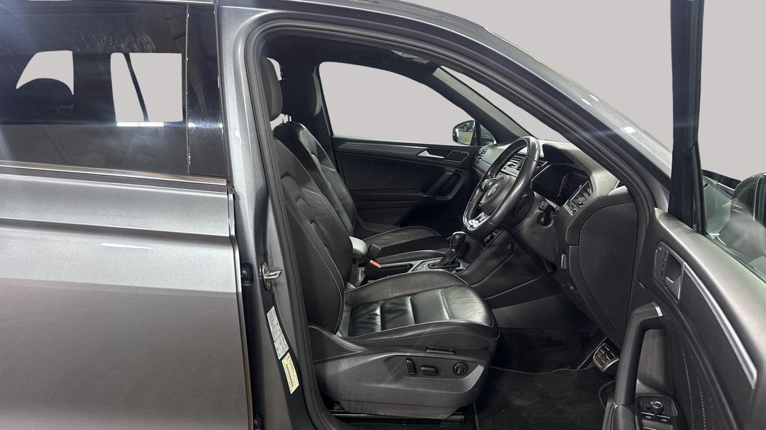 2019 Volkswagen Tiguan Allspace 162 Tsi Highline, Automatic, 63317 km, Right Side Front Door Cabin View