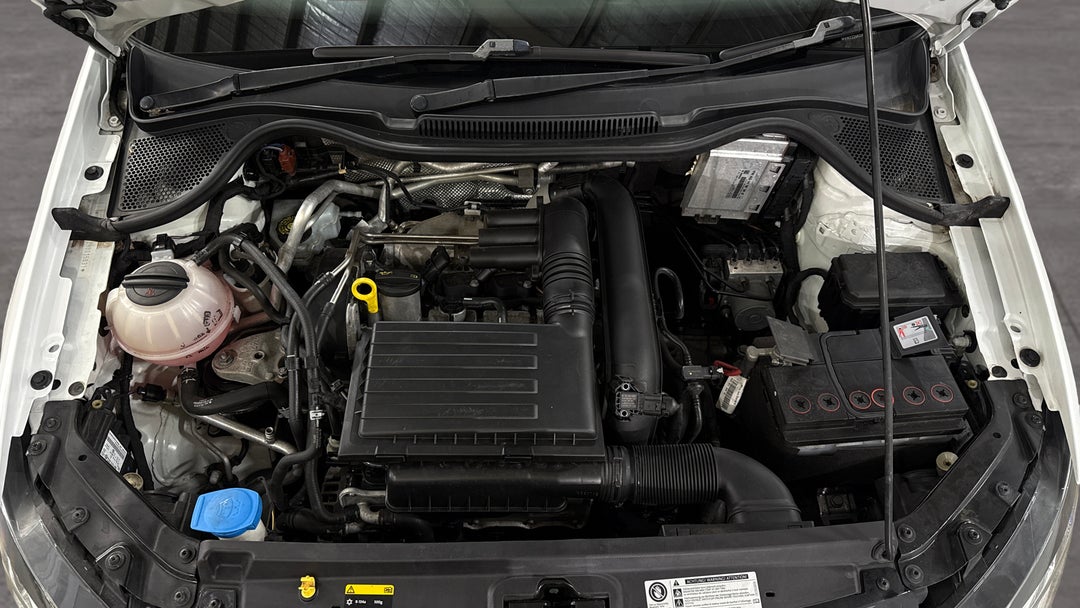 2016 Volkswagen Polo 81 Tsi Comfortline, Automatic, 68611 km, Open Bonnet (Engine)