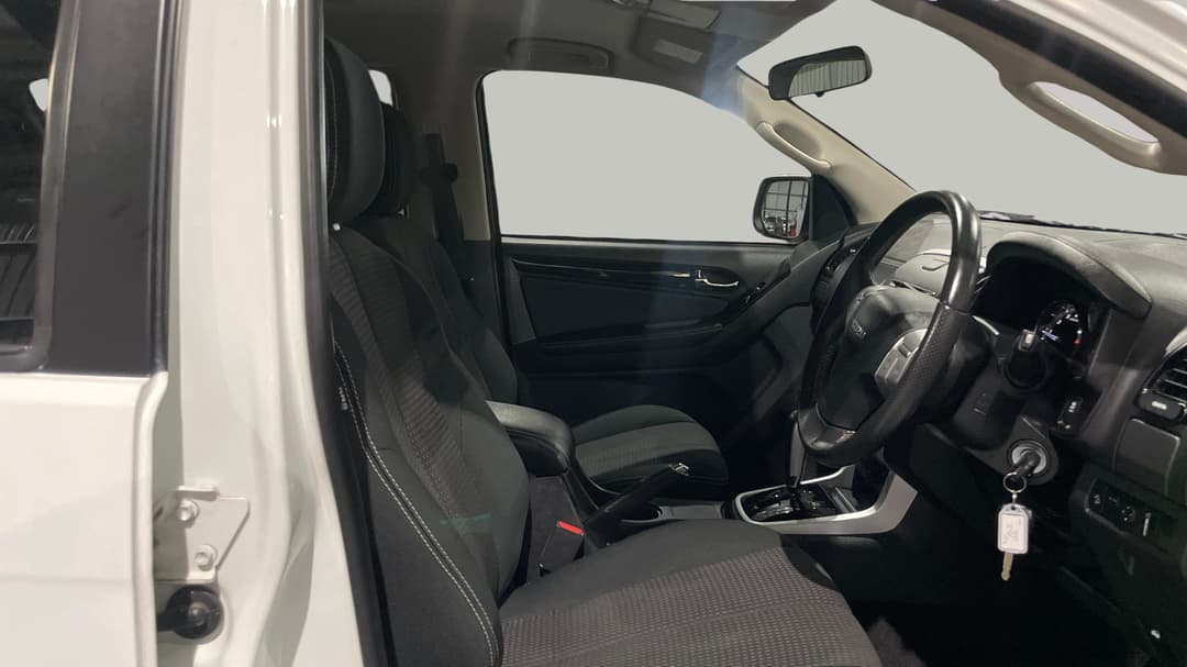 2021 Isuzu MU-X Ls-m (4x2), Automatic, 80404 km, Right Side Front Door Cabin View