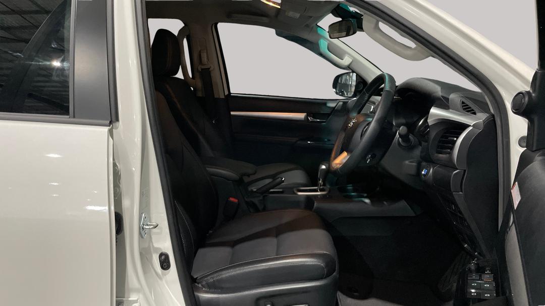 2022 Toyota Hilux Sr5 (4x4), Automatic, 31853 km, Right Side Front Door Cabin View