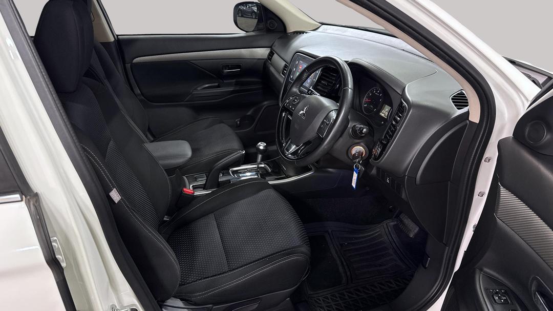 2017 Mitsubishi Outlander Ls (4x2), Automatic, 73155 km, Right Side Front Door Cabin View