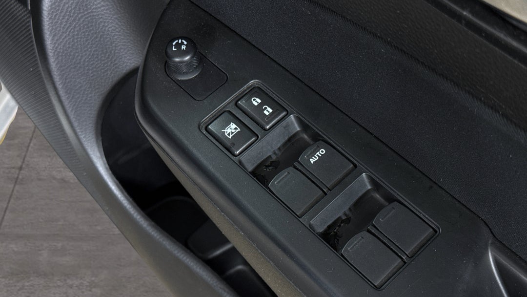 2015 Suzuki Swift Gl Navigator, Automatic, 64729 km, Drivers Side Door Panel Controls