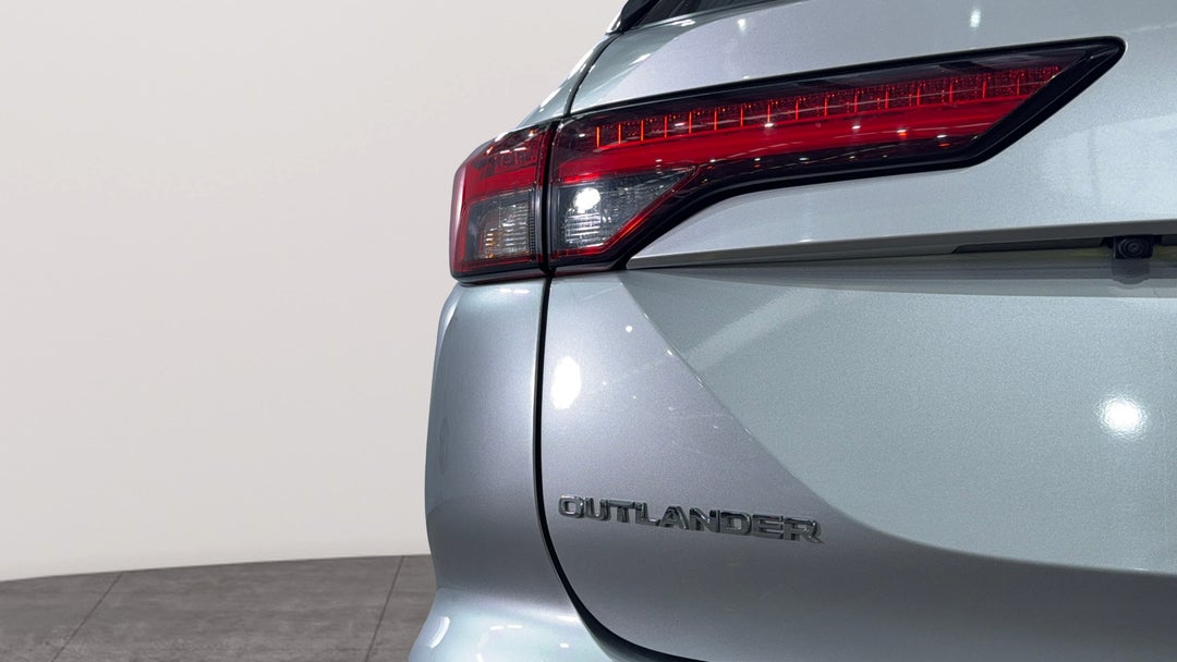 2024 Mitsubishi Outlander Es 5 Seat (2wd), Automatic, 52755 km, Badge (Boot Left Side)