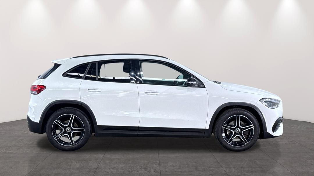2020 Mercedes-benz GLA 200, Automatic, 72379 km, Right Side View