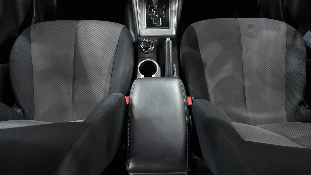 2021 Mitsubishi Triton Glx+ (4x4), Automatic, 119004 km, Center Console