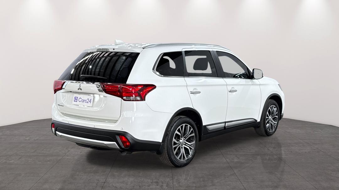 2017 Mitsubishi Outlander Ls (4x2), Automatic, 73155 km, Right Back Diagonal (45- Degree) View