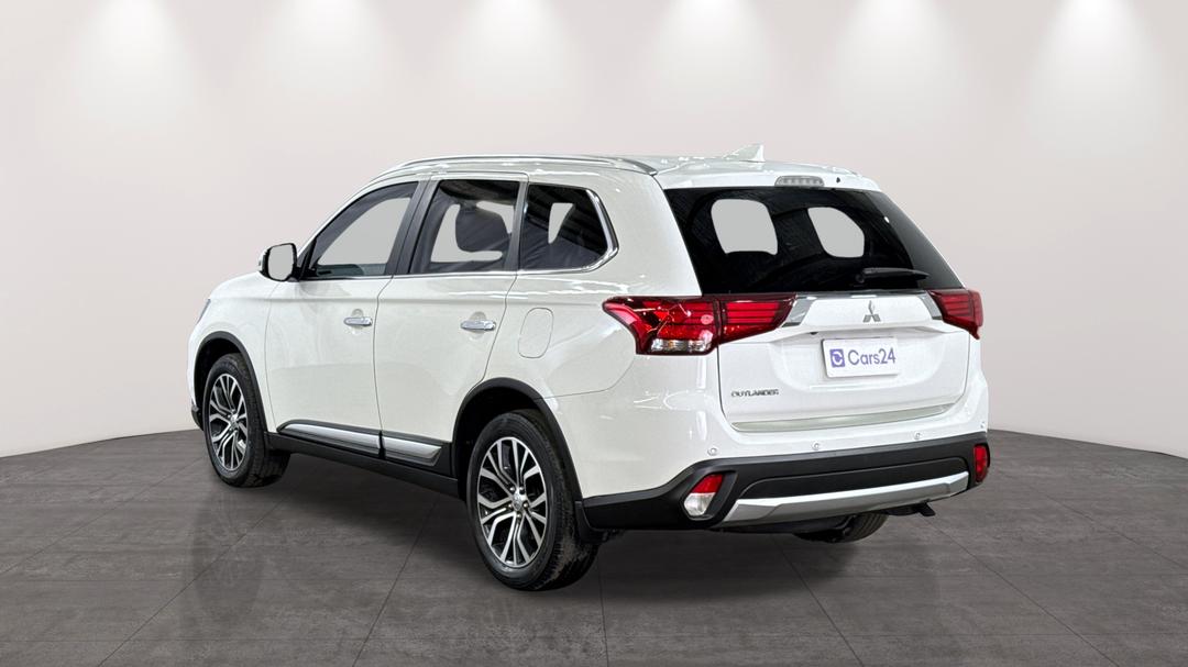 2017 Mitsubishi Outlander Ls (4x2), Automatic, 73155 km, Left Back Diagonal (45- Degree) View