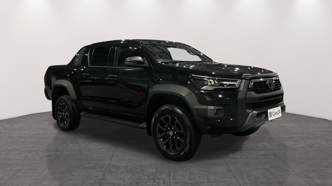 2024 Toyota Hilux Rogue 48v (4x4), Automatic, 9767 km, Right Front Diagonal (45- Degree) View