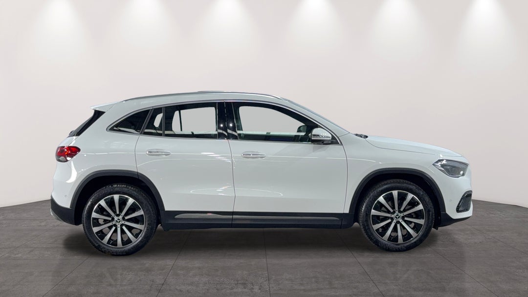 2021 Mercedes-benz GLA 200, Automatic, 35636 km, Right Side View