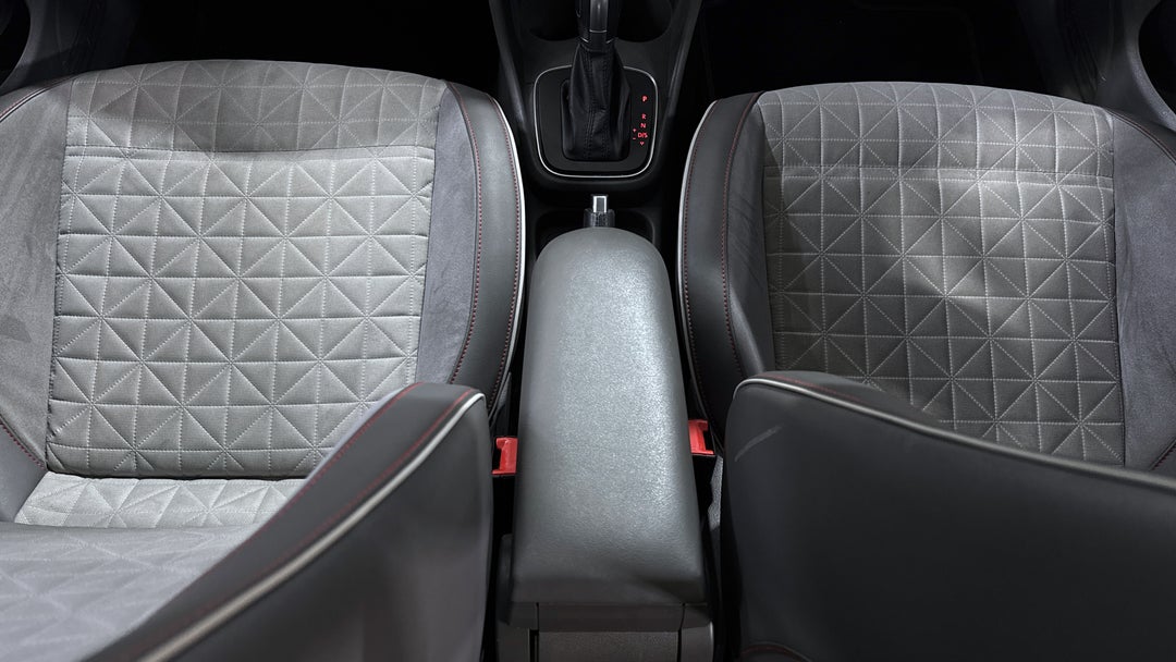 2016 Volkswagen Polo 81 Tsi Comfortline, Automatic, 68611 km, Center Console