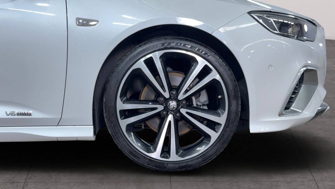 2018 Holden Commodore Rs-v, Automatic, 77855 km, Right Front Wheel