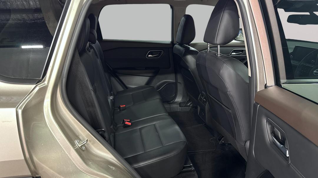 2024 Nissan X-trail St-l (4WD) E-power (hybrid), Automatic, 21884 km, Right Side Rear Door Cabin View