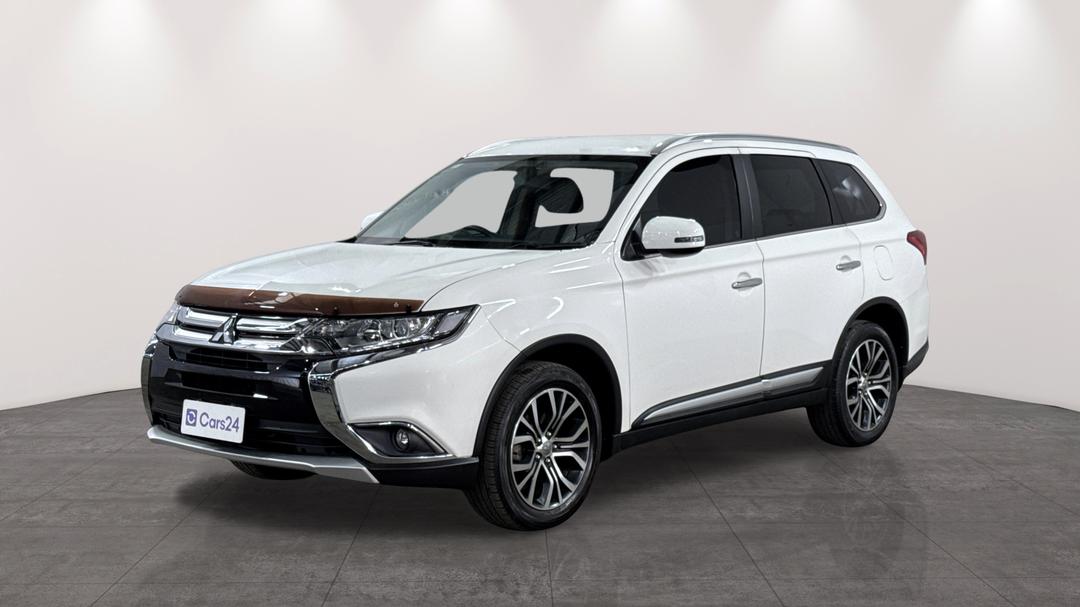 2017 Mitsubishi Outlander Ls (4x2), Automatic, 73155 km, Left Front Diagonal (45- Degree) View